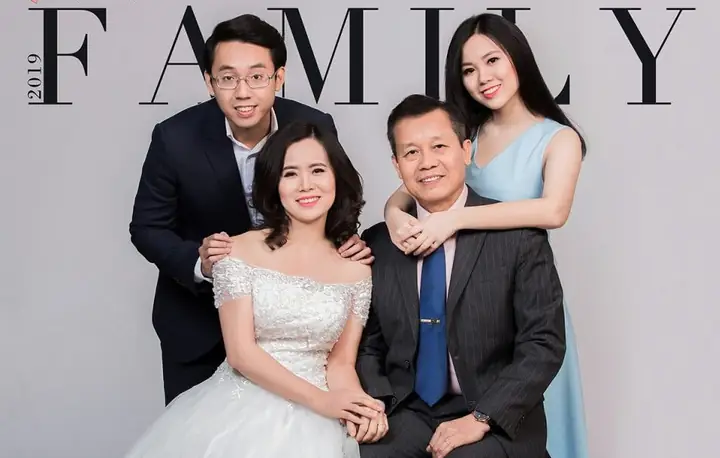 Kỷ Niệm Concept Chụp Ảnh Gia Đình 4 Người Lớn Với Phong Cách Chuyên Nghiệp Và Tình Cảm Thân Thiết