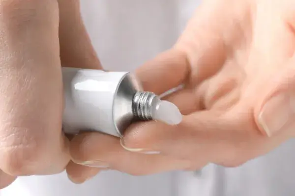 Dầu Nóng Xoa Bóp Giảm Đau Cục Bộ