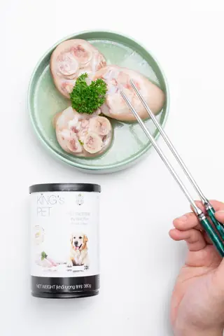 Bổ Sung Dinh Dưỡng Và Cấp Nước Cho Chó Nhờ Vàobánh Thưởng “giò Heo Hầm Nước Dùng King’s Pet”