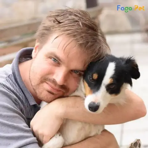 Cách Dạy Cho Chó Nghe Lời Theo Nguyên Tắc “ôm Từ Phía Sau”