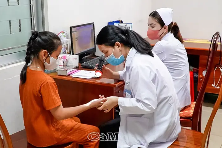 Hiện Nay, Nhiều Người Dân Vẫn Còn Chủ Quan Khi Có Người Thân Bị Vật Nuôi Cắn (chó, Mèo), Thay Vì Đưa Nạn Nhân Đến Các Cơ Sở Y Tế Để Thăm Khám Thì Vẫn Chọn Cách Điều Trị Dân Gian Là Lấy Nọc, Đồng Thời Sử Dụng Các Loại Thuốc Không Rõ Nguồn Gốc. Ðiều Này Đã Tạo Nên Nhiều Nguy Cơ Tiềm Ẩn Các Biến Chứng, Nhất Là Nguy Cơ Bệnh Dại Xâm Nhập Cơ Thể Từ Những Vết Cắn Của Vật Nuôi.