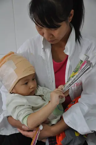 Đang Sang Nhà Hàng Xóm Chơi, Bé Na Bị Chó Cắn Làm Rách Toàn Bộ Vùng Da Đầu Khiến Máu Chảy Dầm Dề Buộc Em Phải Nhập Viện Trong Tình Trạng Khẩn Cấp. Việc Điều Trị Của Con Kéo Dài, Lại Tốn Kém Khiến Bố Mẹ Đứng Ngồi Không Yên Khi Mới Chỉ Đi Vay Được Vỏn Ven Mấy Triệu Đồng.