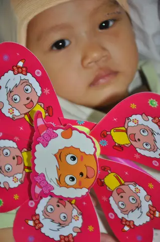 Đang Sang Nhà Hàng Xóm Chơi, Bé Na Bị Chó Cắn Làm Rách Toàn Bộ Vùng Da Đầu Khiến Máu Chảy Dầm Dề Buộc Em Phải Nhập Viện Trong Tình Trạng Khẩn Cấp. Việc Điều Trị Của Con Kéo Dài, Lại Tốn Kém Khiến Bố Mẹ Đứng Ngồi Không Yên Khi Mới Chỉ Đi Vay Được Vỏn Ven Mấy Triệu Đồng.