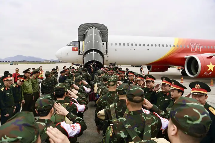 (chinhphu.vn) - Trước Tình Hình Khẩn Cấp Tại Myanmar Sau Thảm Hoạ Động Đất, Bộ Công An Và Bộ Quốc Phòng Đã Nhanh Chóng Cử Lực Lượng Sang Cứu Trợ Người Dân Myanmar. Hãng Hàng Không Vietjet Dùng Hai Máy Bay A330 Và A321 Hiện Đại Tham Gia Nhiệm Vụ Đặc Biệt Chuyên Chở Đoàn Công Tác Của Bộ Công An Và Bộ Quốc Phòng Việt Nam Tới Myanmar.