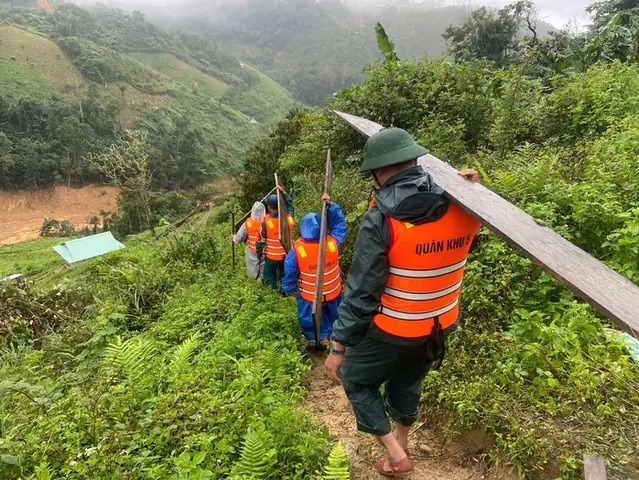 Cảnh Khuyển Tìm Kiếm Nạn Nhân Vụ Lở Núi Ở Đà Nẵng: Hình Ảnh Đầy Cảm Động - Ảnh 4.