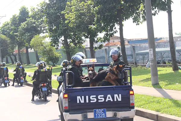 Các Chiến Sĩ Phòng Cảnh Sát Cơ Động Công An Tỉnh Và Những Chú Chó Nghiệp Vụ Lên Đường Làm Nhiệm Vụ.ảnh: T.tâm