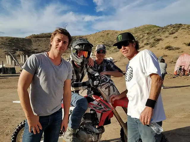 A-x-l Chú Chó Robot Là Một Phim Khoa Học Viễn Tưởng Tuổi Teen, Đây Chẳng Phải Là Đề Tài Mới Lạ Gì Nữa Khi Đã Có Hàng Tá Bộ Phim Khai Thác Mọi Khía Cạnh Và Dựng Thành Phim. A-x-l Giúp Khán Giả Thấy Rằng Xem Transformer Còn Tuyệt Hơn Nhiều, Ít Ra Là Vì Các Em Robot Choảng Nhau Ầm Ầm Cũng Đã Mắt Mà.