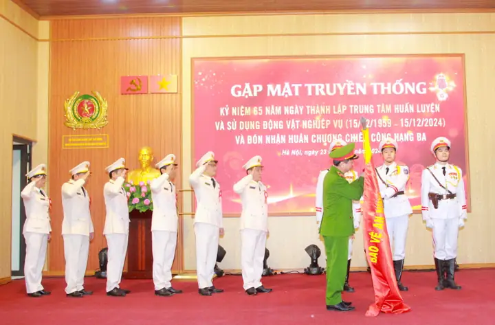 Trung Tâm Huấn Luyện Và Sử Dụng Động Vật Nghiệp Vụ Đón Nhận Huân Chương Chiến Công Hạng Ba -0