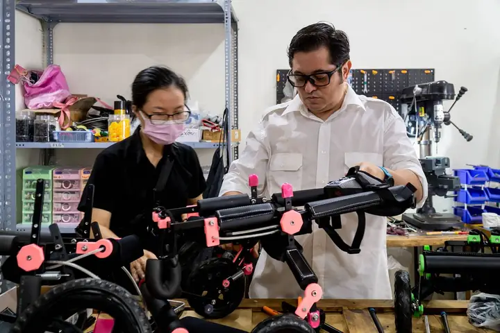 Forever Wheelchair, Chiếc Xe Lăn Cho Chó Mèo Khuyết Tật Việt Nam Nguồn Sống Mới