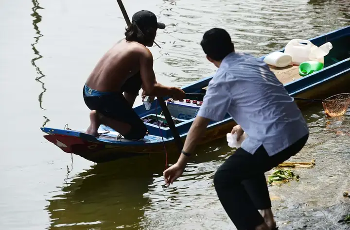 Chích Điện Cá Phóng Sinh Mang Tới Cổng Chùa Bán Lại! Chích Điện Cá Phóng Sinh Mang Tới Cổng Chùa Bán Lại!