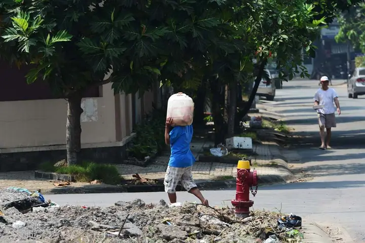 Chích Điện Cá Phóng Sinh Mang Tới Cổng Chùa Bán Lại! Chích Điện Cá Phóng Sinh Mang Tới Cổng Chùa Bán Lại!