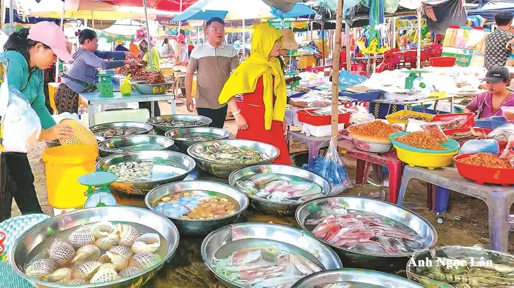 Du Khách Thưởng Thức Đặc Sản Biển Phan Thiết, Tỉnh Bình Thuận. Ảnh: N.lân