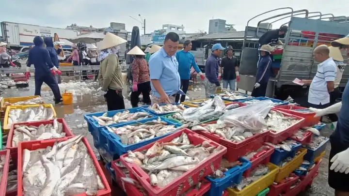 Du Khách Thưởng Thức Đặc Sản Biển Phan Thiết, Tỉnh Bình Thuận. Ảnh: N.lân