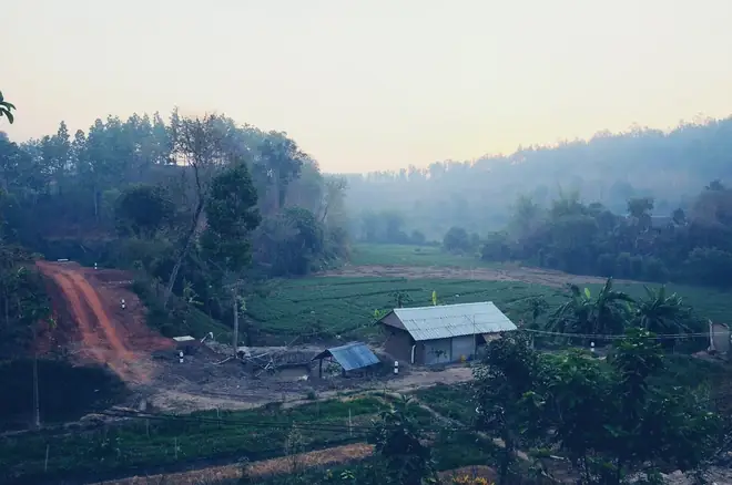 “bởi Kết Thúc Là Một Cái Gì Đó Quá Chắc Chắn, Còn Tiếp Tục Thì Luôn Có Những Điều Mới Mẻ, Không Ai Biết Trước Được”, Đó Là Dòng Tâm Sự Của Nguyễn Ngọc Bích, Chủ Nhân Một Tiệm Gốm Ở Hà Đông, Cô Gái Vừa Bước Qua Tuổi 25 Hoang Mang Nhưng Cũng Đầy Rực Rỡ.