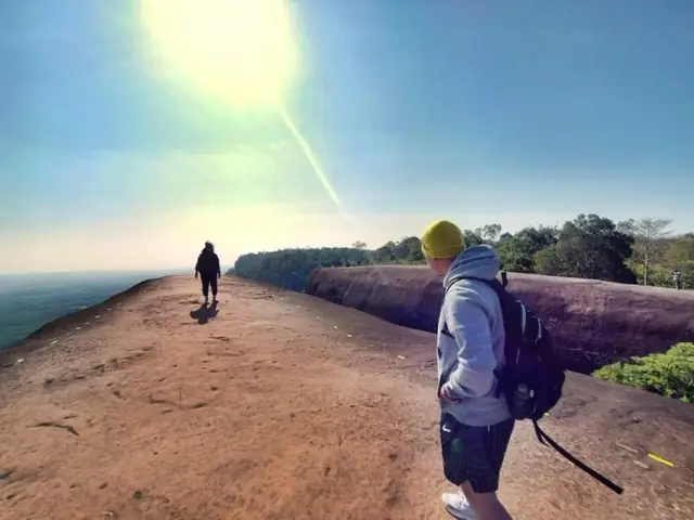 Ba Khối Đá Hình Cá Voi Hút Khách Ở Thái Lan