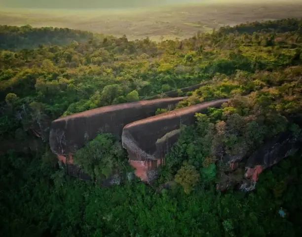 Ba Khối Đá Hình Cá Voi Hút Khách Ở Thái Lan