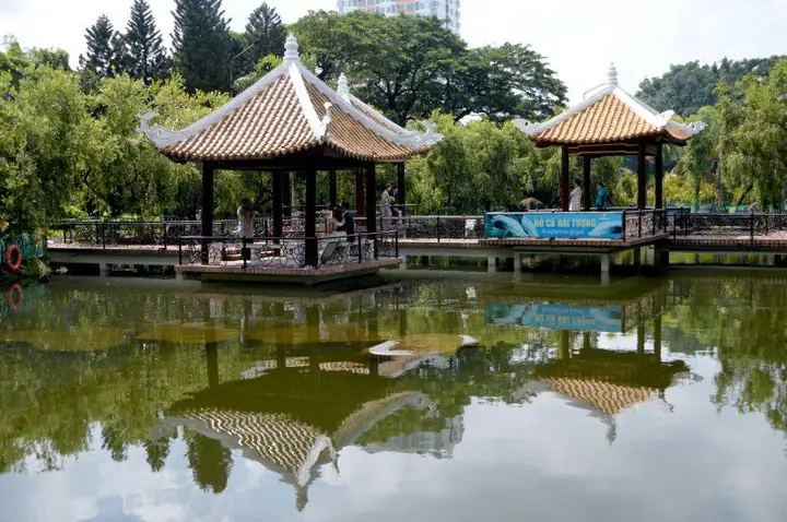 Độc Đáo Cá Hải Tượng Khủng Dài Gần 2,5 Mét Ở Đầm Sen