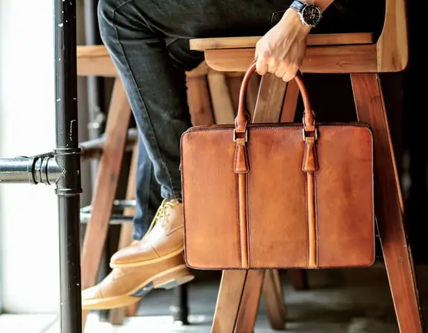 Cặp Sách Và Ví Cầm Tay