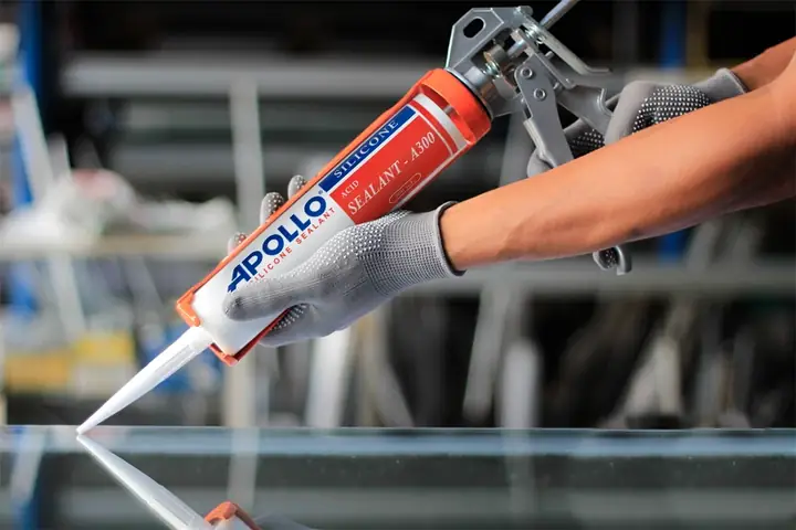 Lưu Ý Khi Dán Kính Bể Cá Bằng Chất Keo Silicon