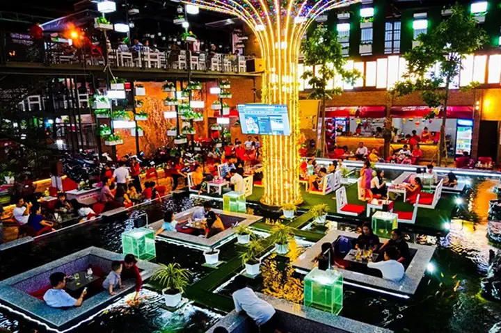 Truy Lùng Quán Cafe Độc, Lạ Lọt Thỏm Giữa Hồ Cá Koi Đang Náo Loạn Giới Trẻ