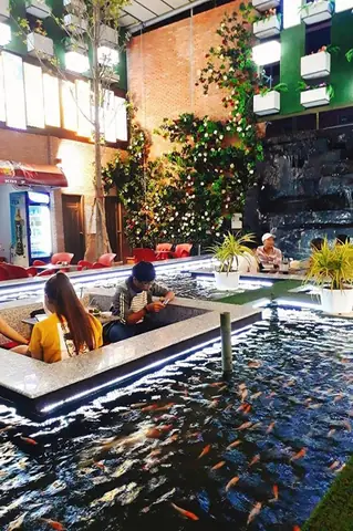 Truy Lùng Quán Cafe Độc, Lạ Lọt Thỏm Giữa Hồ Cá Koi Đang Náo Loạn Giới Trẻ