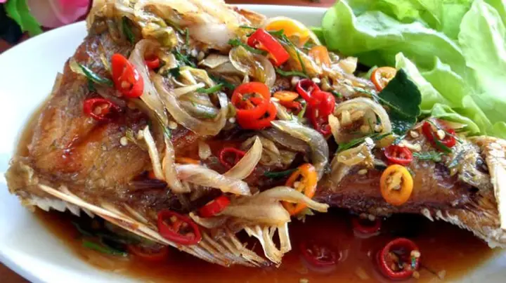 Cá Chim Trắng Chiên Giòn Sốt Me