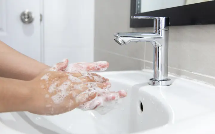 Làm Sạch Vết Thương Làm Sạch Vết Thương