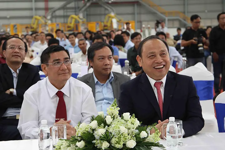 Thứ Trưởng Bộ Kế Hoạch Và Đầu Tư Nguyễn Văn Hiếu (phải) Đến Dự Lễ Khai Trương. Ảnh: Lê Toàn