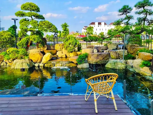 Hồ Cá Koi Nổi Bật Nhờ Hàng Rào Sử Dụng Đa Dạng Vật Liệu Với Nhiều Kiểu Dáng Kết Hợp