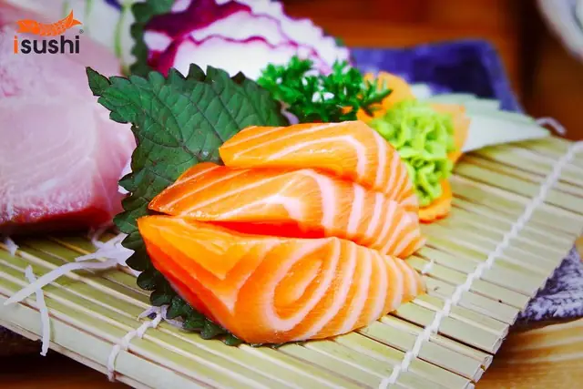 Tháng 10, Mùa Cây Thay Lá Cũng Là Lúc Những Chú Cá Hồi Trưởng Thành, Sau Một Quãng Thời Gian Vùng Vẫy Ngoài Biển Lớn Ngược Dòng Nước Để Trở Về Với Cội Nguồn.