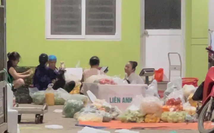 Gđxh - Trước Thềm Tết Trung Thu, Phủ Khắp Các Tuyến Phố Hàng Mã, Hàng Lược (hoàn Kiếm, Hà Nội) Là Các Sản Phẩm Đèn Lồng, Đầu Lân Hay Những Đồ Chơi Truyền Thống Khác Thì Mặt Hàng Đang Gây Sốt Và Được Săn Lùng Năm Nay Chính Là Tạo Hình "cá Chép Trông Trăng".