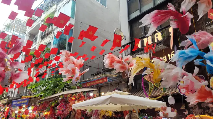 Gđxh - Trước Thềm Tết Trung Thu, Phủ Khắp Các Tuyến Phố Hàng Mã, Hàng Lược (hoàn Kiếm, Hà Nội) Là Các Sản Phẩm Đèn Lồng, Đầu Lân Hay Những Đồ Chơi Truyền Thống Khác Thì Mặt Hàng Đang Gây Sốt Và Được Săn Lùng Năm Nay Chính Là Tạo Hình "cá Chép Trông Trăng".