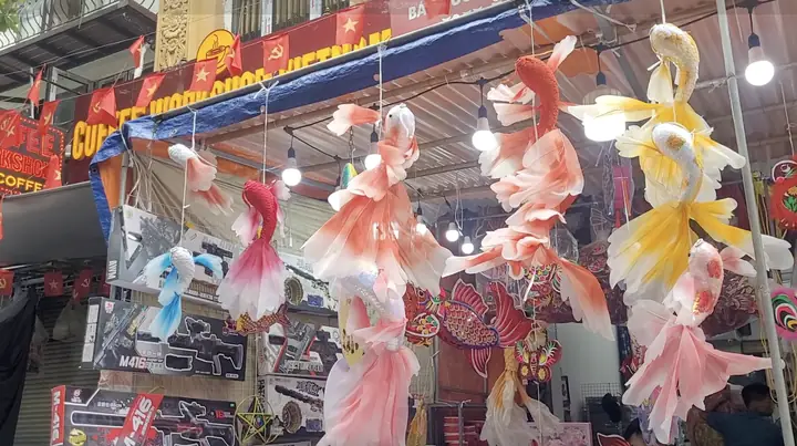 Gđxh - Trước Thềm Tết Trung Thu, Phủ Khắp Các Tuyến Phố Hàng Mã, Hàng Lược (hoàn Kiếm, Hà Nội) Là Các Sản Phẩm Đèn Lồng, Đầu Lân Hay Những Đồ Chơi Truyền Thống Khác Thì Mặt Hàng Đang Gây Sốt Và Được Săn Lùng Năm Nay Chính Là Tạo Hình "cá Chép Trông Trăng".