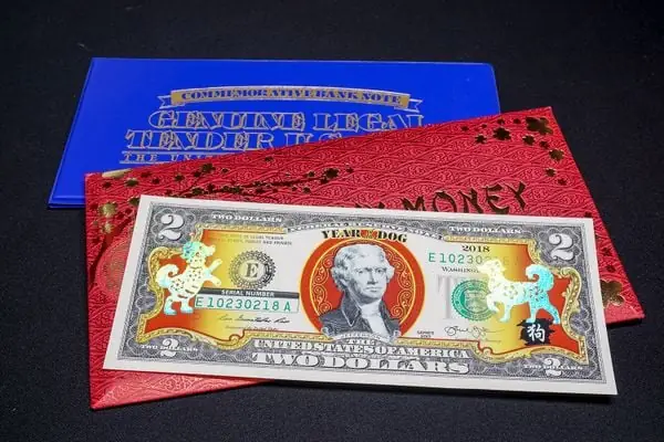♦ Tiền 2 Usd Hình Con Chó Mạ Vàng Này Được Được Bộ Tài Chính Mỹ In Ấn Và Cho Phát Hành Nhằm Mục Đích Phục Vụ Nhu Cầu Lì Xì Tết Âm Lịch 2018 Của Người Dân Châu Á Và Không Có Giá Trị Lưu Thông. Tờ Tiền 2 Usd In Hình Con Chó Mạ Vàng Này Mang Ý Nghĩa May Mắn Đặc Biệt Trong Năm Mậu Tuất Này Nên Cũng Thật Ý Nghĩa Khi Bạn Và Người Thân Sở Hữu Được Nó.