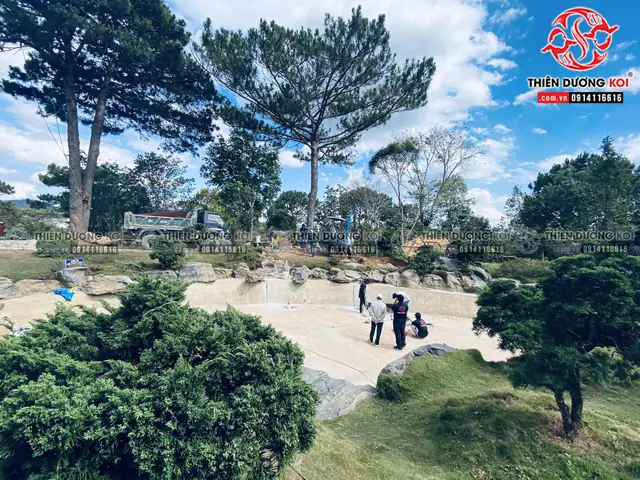 Những Bước Đầu Hoàn Thiện Hồ Cá Koi Tại Khu Du Lịch Lá Phong Đà Lạt Những Bước Đầu Hoàn Thiện Hồ Cá Koi Tại Khu Du Lịch Lá Phong Đà Lạt