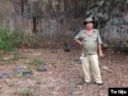 Ông Trần Văn Tư Đứng Trên Khu Nền Cũ Của Chuồng Nuôi Chó Phú Quốc Ở Sở Thú Sài Gòn. Nền Gạch Đằng Sau Khi Xưa Là Một Phần Nền Nhà Của Chó Phú Quốc. Phần Đất Chung Quanh Hồi Đó Là Sân Chuồng Của Bầy Chó (ảnh Tư Liệu)