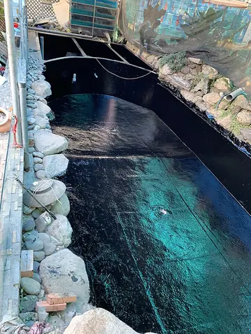 Bước 5: Chống Thấm Cho Hồ Cá Koi