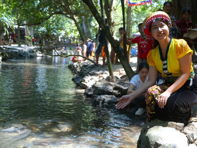 Chụp Ảnh Check-in Với Khung Cảnh Nên Thơ