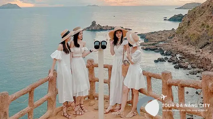 Chuẩn Bị Hành Lý: Trang Phục Và Vật Dụng Thiết Yếu Cho Thời Tiết Mưa