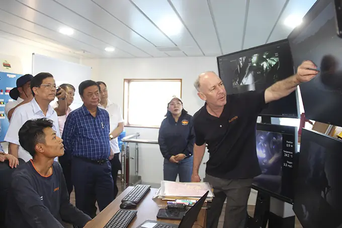 Bộ Trưởng Bộ Nông Nghiệp Và Phát Triển Nông Thôn Lê Minh Hoan Cùng Đồng Chí Nguyễn Tấn Tuân - Phó Bí Thư Tỉnh Ủy, Chủ Tịch Ubnd Tỉnh Khảo Sát Thực Tế Nuôi Biển Công Nghệ Cao Tại Vịnh Vân Phong.