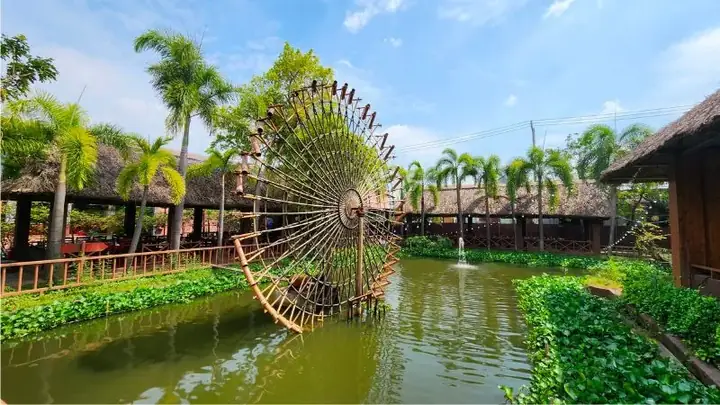 Nhà Chòi Mái Lá Và Hệ Thống Hồ Nước