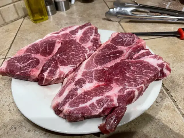 Nuôi Chó Bằng Cám Lợn: Có Nên Hay Không? Phân Tích Từ Góc Độ Dinh Dưỡng Và Sức Khỏe