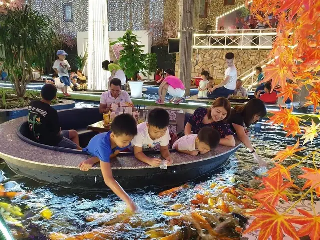 Koi Skylight Coffee - Quán Cà Phê Cá Koi Ở Quận 6