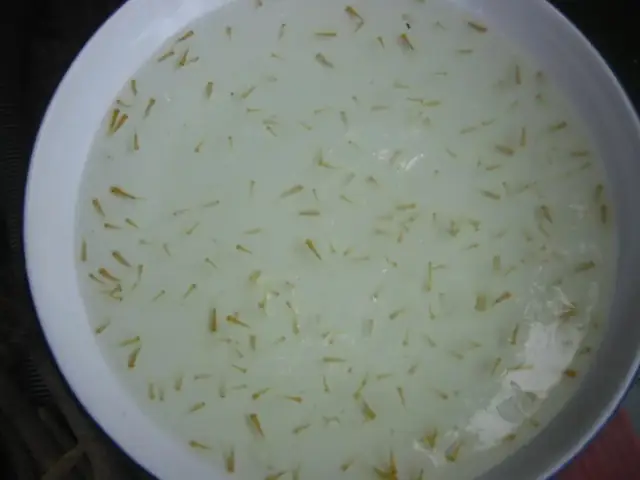 Mùa Sinh Sản Chính Của Cá Chép Koi Là Mùa Xuân Và Mùa Thu Vào Khoảng Thời Gian Này Thì Cá Mái Thường Rất Hay Xã Trứng Những Trứng Này Nếu Không Được Nuôi Dưỡng Trong Môi Trường Phù Hợp Thì Sẽ Không Thể Nào Nở Thành Cá Con Được Hoặc Bị Những Con Cá Khác Ăn Mất. Nếu Các Bạn Mong Muốn Nuôi Cá Koi Để Có Thể Cho Chúng Sinh Sản Ra Cá Con Thì Tốt Nhất Là Nên Bắt Những Con Cá Koi Bố Mẹ Bạn Đã Chọn Ra Một Khu Vực Cách Ly Riêng Để Tiến Hành Quá Trình Giao Phối. Sau Đây Là Cận Cảnh Một Quá Trình Giao Phối Cho Đến Việc Chọn Lọc Cá Koi Để Cho Ra Những Chú Cá Koi Hoản Chỉnh.