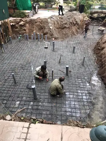 Bước 3: Đổ Đáy Và Xây Thành Hồ Cá