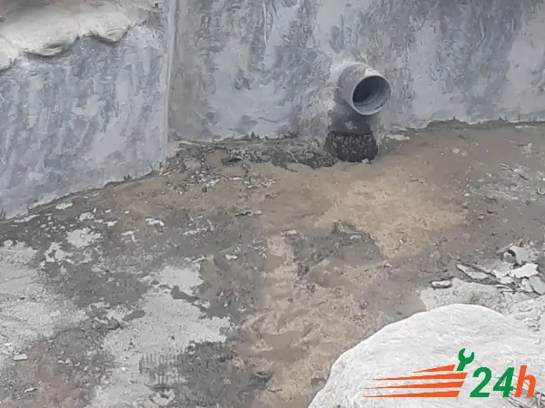 Bước 1: Làm Sạch Khu Vực Cần Chống Thấm Bước 1: Làm Sạch Khu Vực Cần Chống Thấm