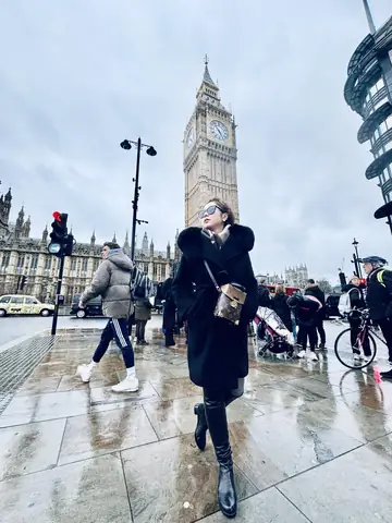 Mua Sắm Đồ Hiệu, Đi Du Lịch Thường Xuyên, Tận Hưởng Cuộc Sống Vui Vẻ Mua Sắm Đồ Hiệu, Đi Du Lịch Thường Xuyên, Tận Hưởng Cuộc Sống Vui Vẻ